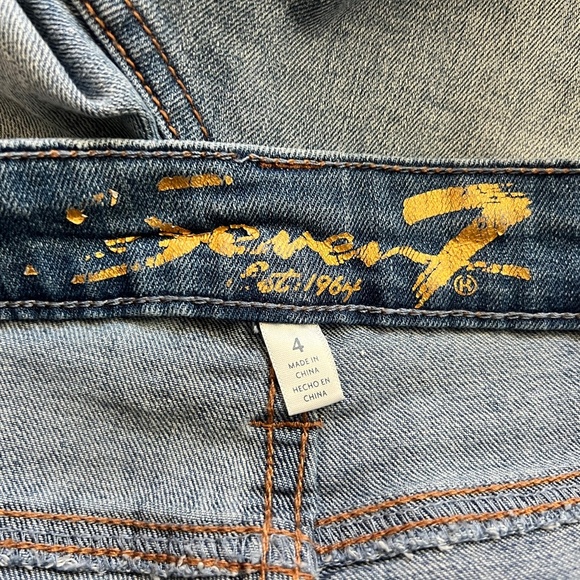 Seven7 Distressed Denim Weekend Fray Hem Mid Rise Short Size 4 EUC - Picture 6 of 9